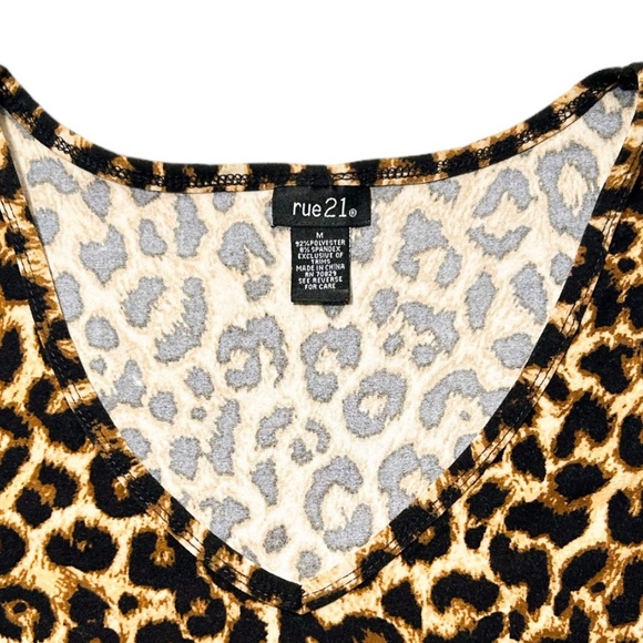 Leopard Print V-Neck Crop Top - Picture 5 of 5